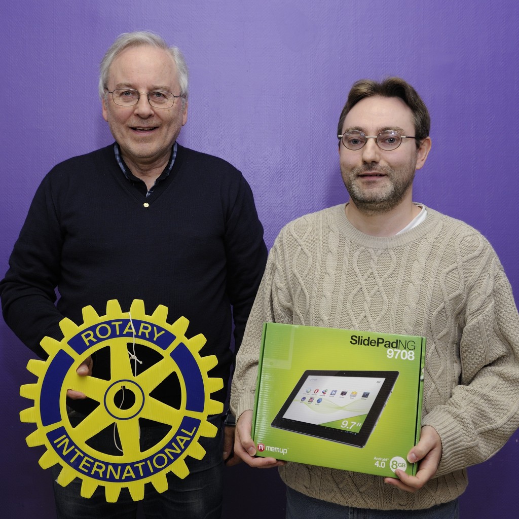 Le gagnant de la tablette et le président du Club Rotary